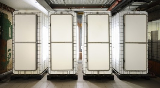 Die Toilettenkabinen sind aus Plastik-Tanks gefertigt