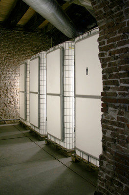 Die Toilettenkabinen sind aus Plastik-Tanks gefertigt