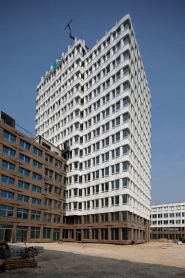 Turm mit Beton-Sockelfassade und darüberliegender Aluminiumverkleidung