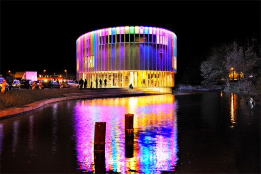 Farb- und Lichtspiel in der Fassade