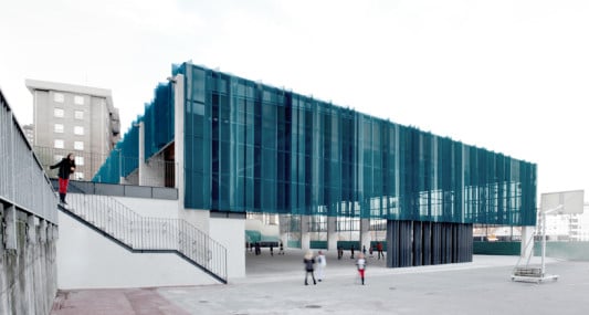 Dank der Halle können sich die Schüler bei jeder Witterung auf zwei Sportfeldern austoben