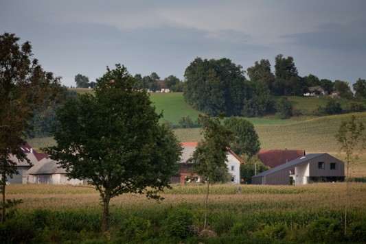 Das kleine Schwarze im Kontext regionaler Bebauung