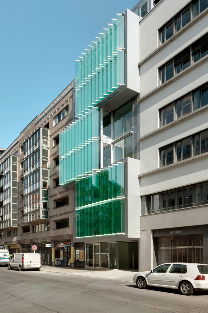 Ansicht Friedrichstraße mit Glaslamellen und Glaserkern (Westfassade)