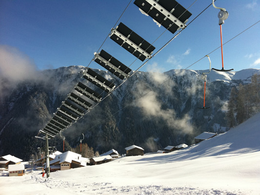 Die Solarwings sind nach Süden geneigt, folgen aber dem Sonnenstand durch eine einachsige Bewegung