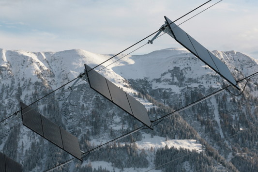 Jedes Element besteht aus drei Solarmodulen, die sich wiederum aus polykristllinen Zellen zusammensetzen