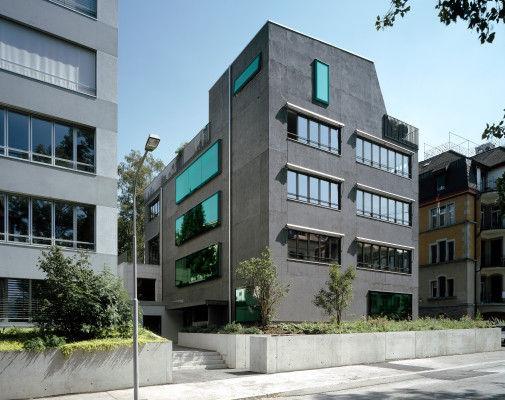 Die schräge Dachform löst das kompakte Gebäudevolumen auf
