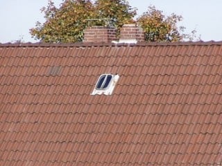 Ein altes 6-pfanniges Stahlrahmenfenster, wie es heute nur noch in ungeheizten Bodenräumen als Dachausstieg genutzt wird