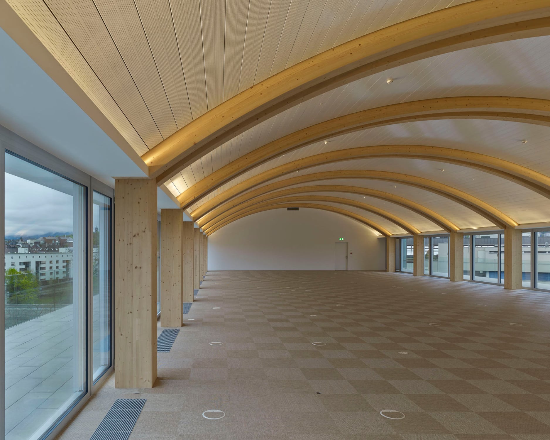 Mehrgeschossiger Büro-Holzbau in Zürich von den Architeckten Shigeru Ban Architects Europe aus Paris
