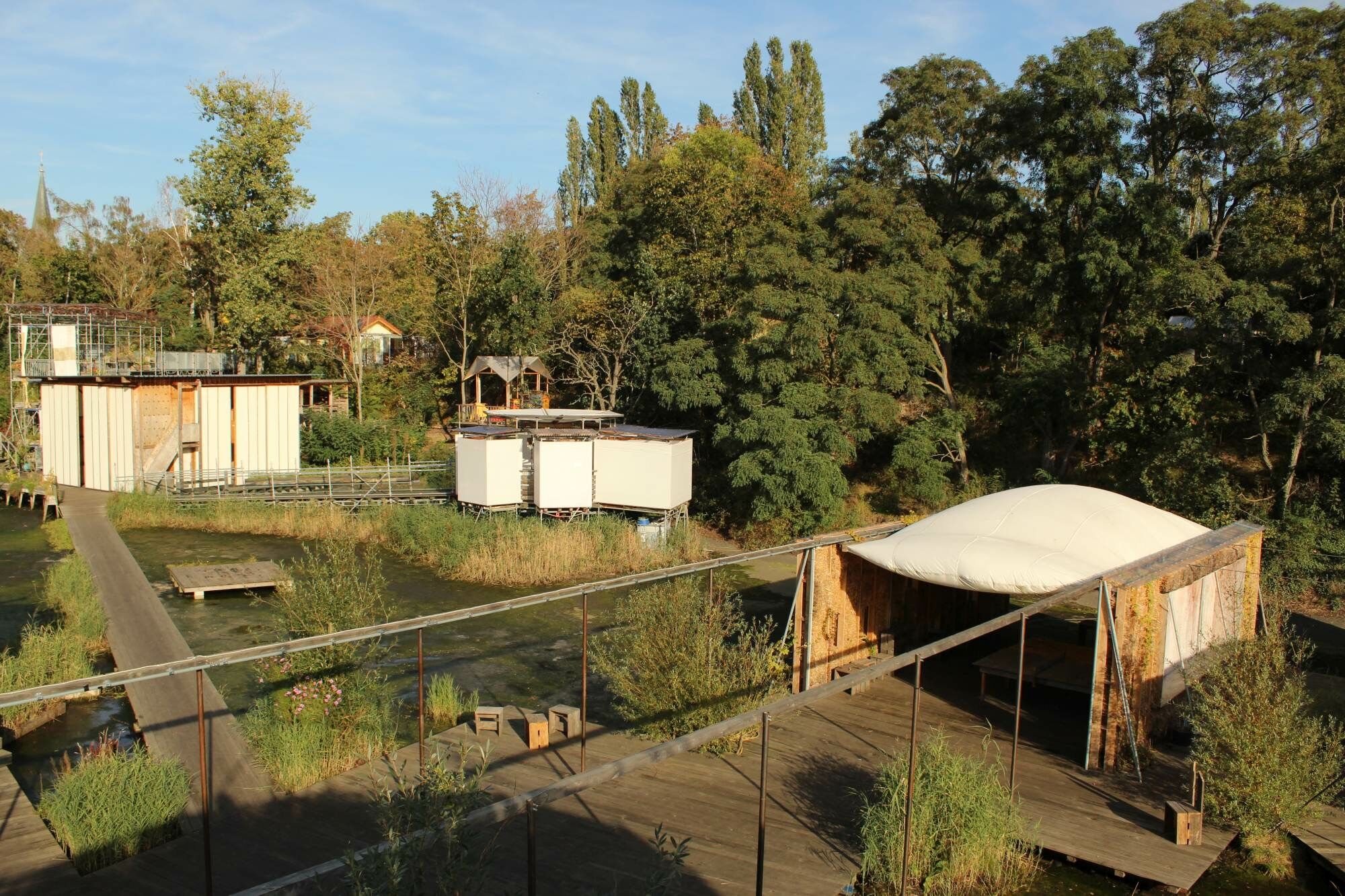 Luftgestützte Überdachung auf dem Campus der Floating University in Berlin (im Bild unten rechts)