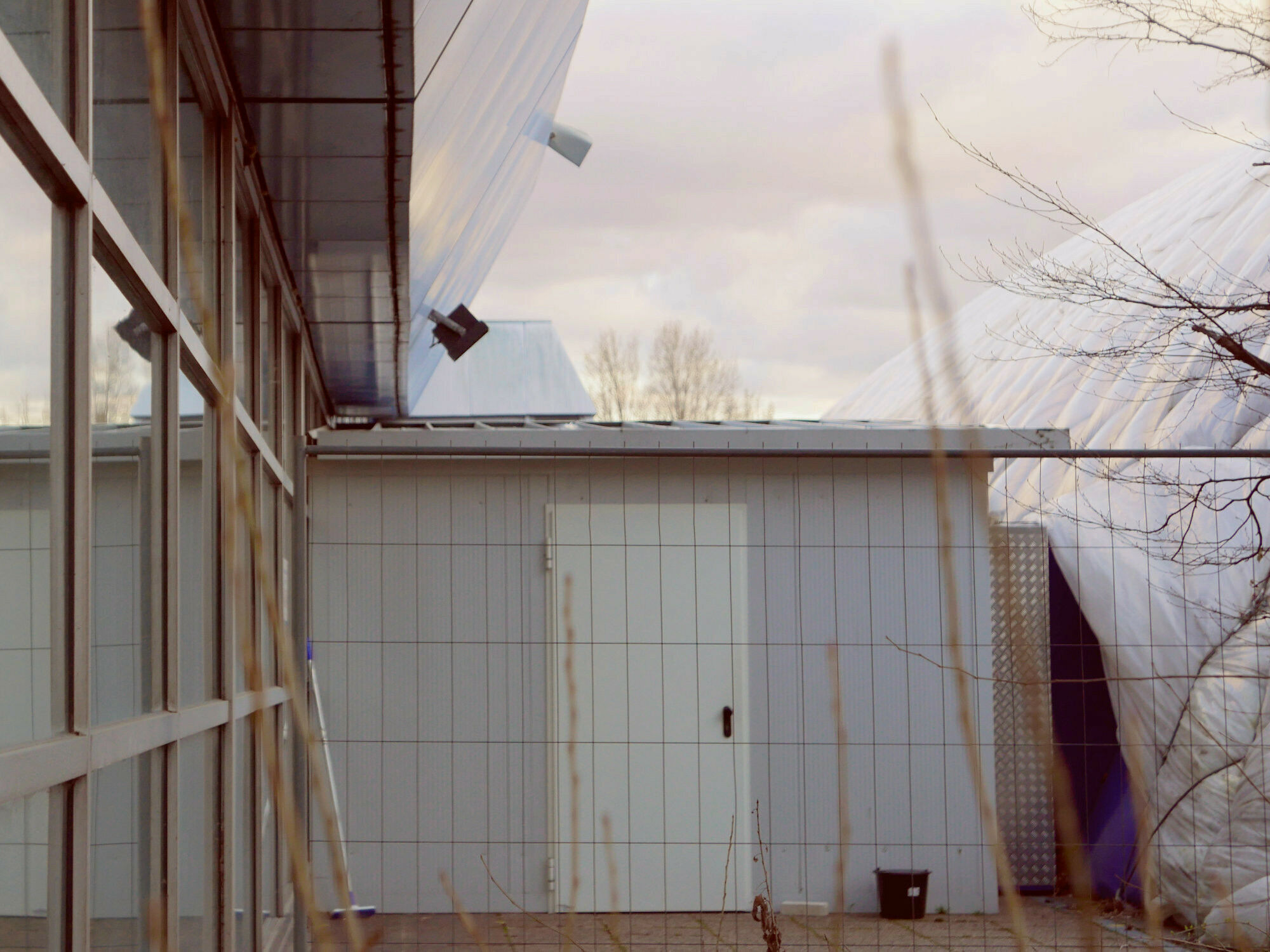 Eine Schleuse bildet den Übergang vom Hallenbad zur Traglufthalle.