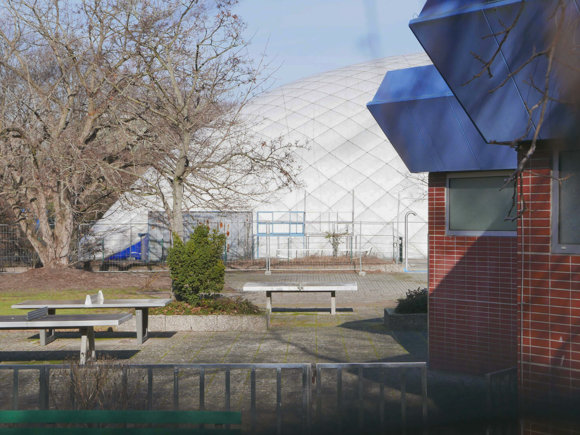 Die Traglufthalle ergänzt das bestehende Hallenbad während der Wintersaison. Während des Sommers werden die Folien in Containern verstaut.