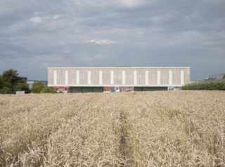 Westansicht des schwebenden Bürogebäudes