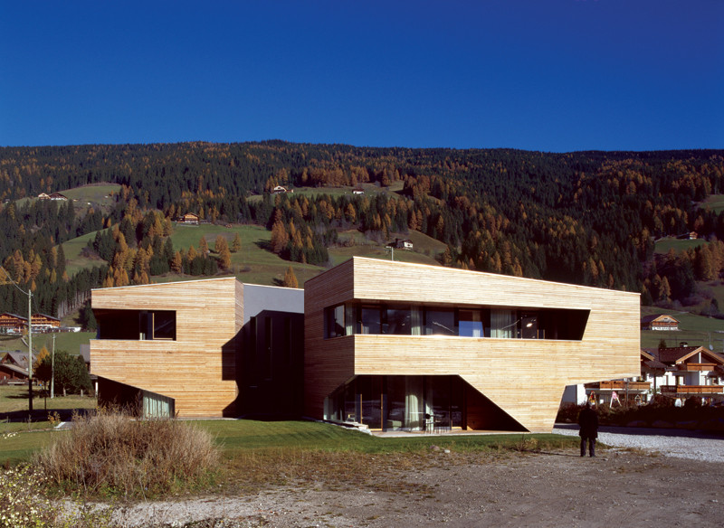 Südansicht: Die Loggien und Terrassen bilden tiefe Einschnitte in der Fassade aus Lärchenholz