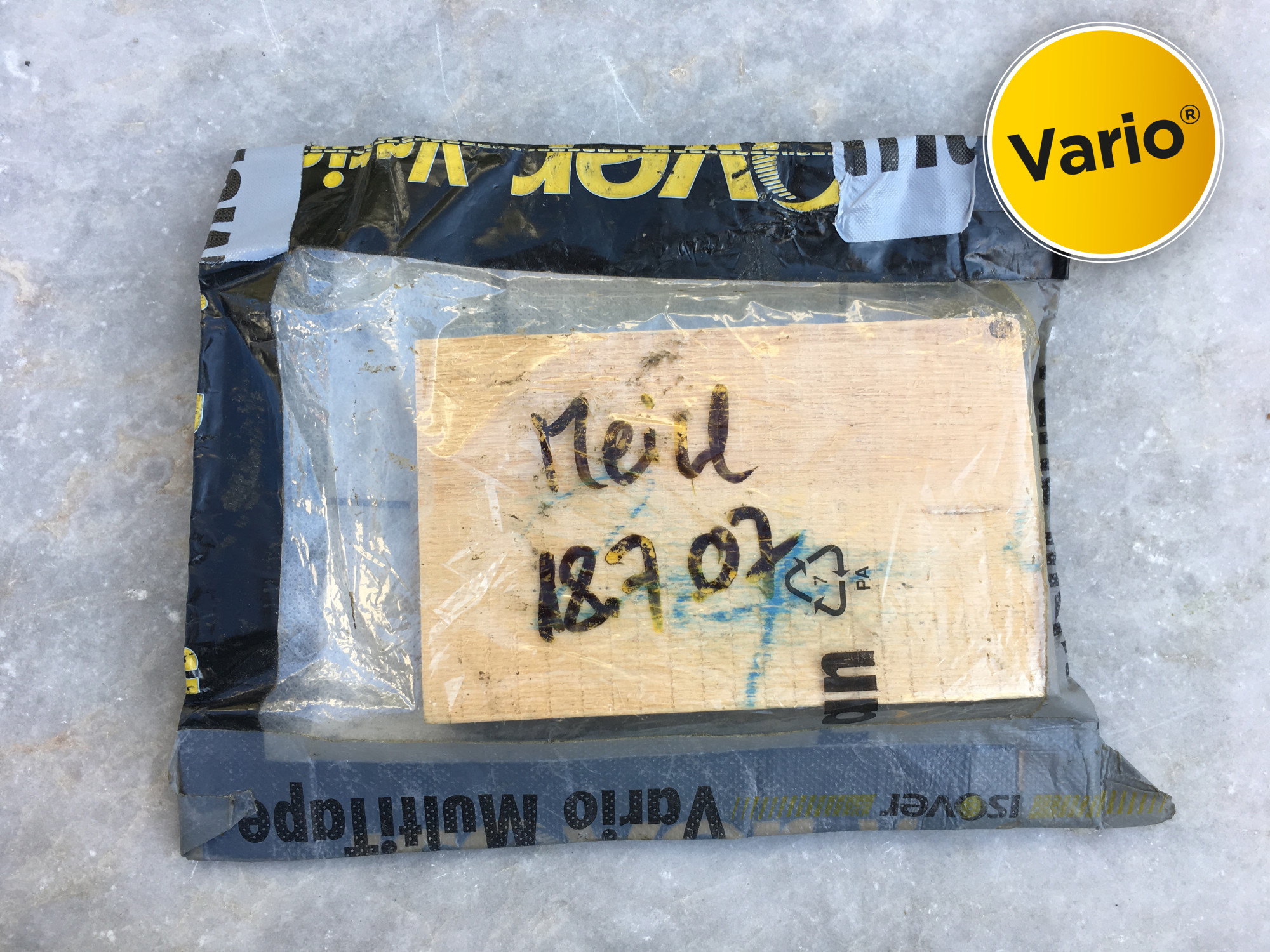 Langzeittest mit einer feuchtevariabler Dampfbremse: Nach zehn Jahren Lagerzeit ist das verpackte Holzstück wie neu 