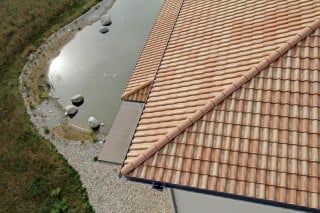 Ziegelgedeckte Häuser an den Hängen des Flusses Jantra in Veliko Tarnowo, einer Stadt in Bulgarien