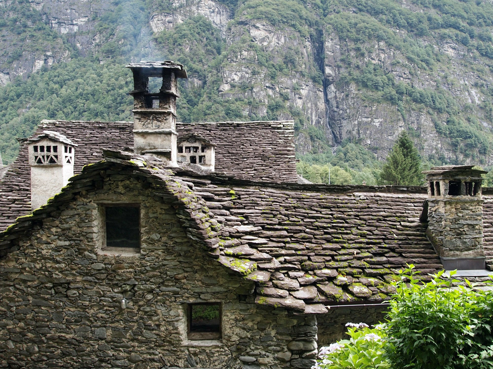 Flechtenbildung auf einem Natursteindach im Tessin