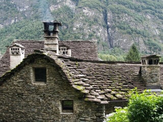 Flechtenbildung auf einem Natursteindach im Tessin