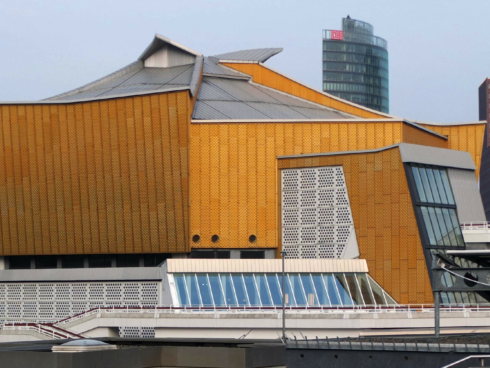 Metallische Bekleidung an Dach und Fassade der Philharmonie in Berlin nach Plänen von Hans Scharoun (errichtet 1960-63).
