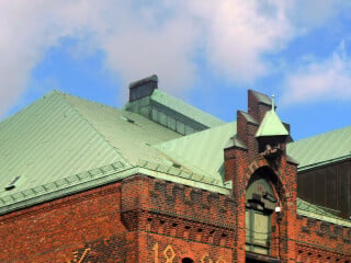 Kupferdach mit grüner Patina in der Hamburger Speicherstadt