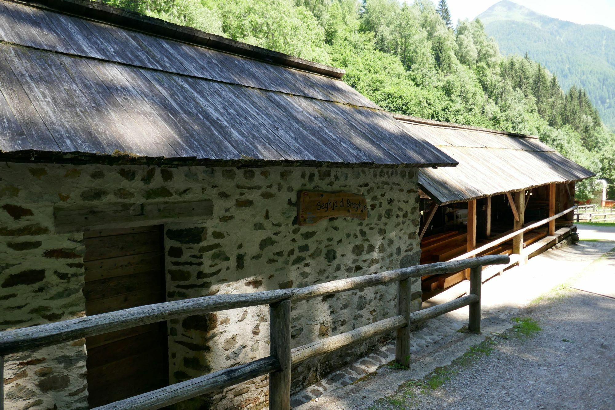 Überdachung aus Brettern im italienischen Trentino