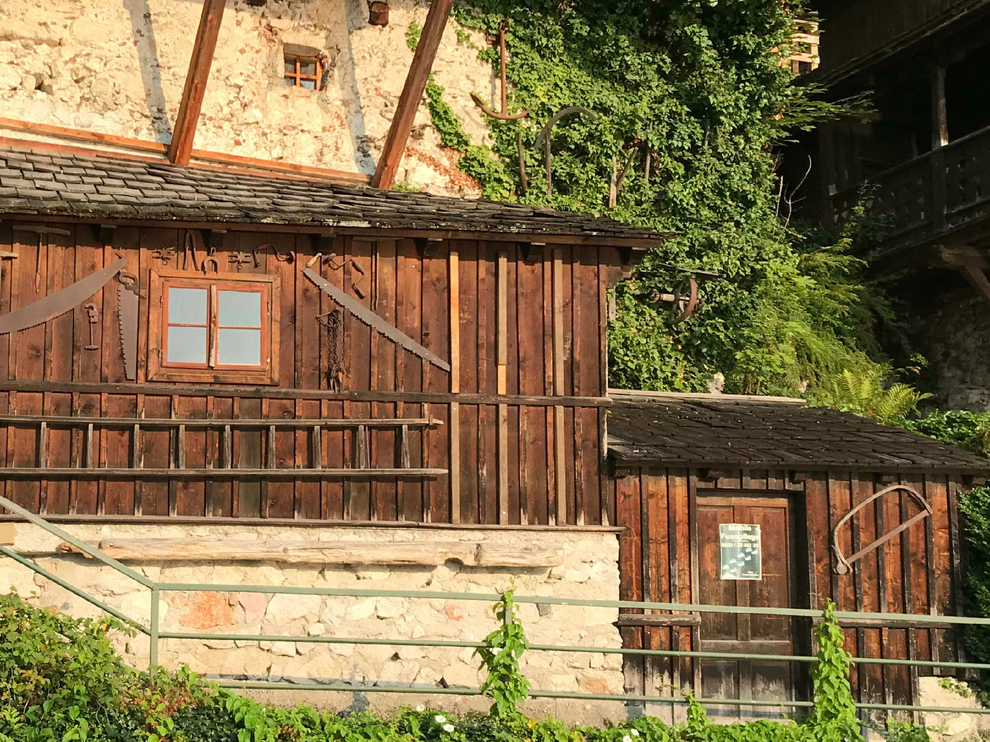 Mit Holzschindeln gedecktes Dach im österreichischen Hallstatt.