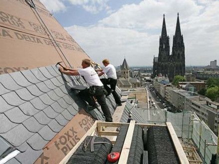 Nagelung der Schiefer-Deckung auf einer diffusionsoffenen Schalungsbahn an einem Kölner Bürohaus (Hans Kollhoff Architekten, Berlin)
