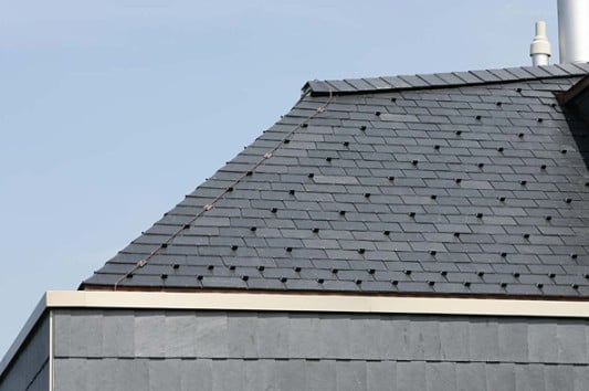 Rechteck-Deckung bei einem Einfamilienhaus bei St. Gallen (von Quarella Architekten, St. Gallen)