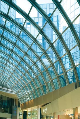 Zweischeibiges Verbundsicherheitsglas; Überkopfverglasung in einem Shoppingzentrum