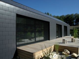 Faserzementplatten werden in ähnlicher Weise verlegt wie Schiefer. Projekt: Refugium.Betzenstein Bio-Design-Ferienwohnungen; Architektur: Bucher Hüttinger – Architektur; Hersteller Faserzementplatten: Cedral, Beckum