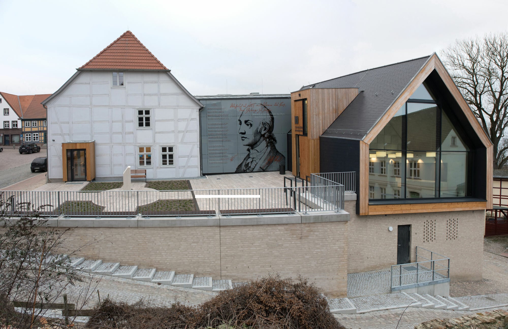 Erweiterung des Museums Johann Heinrich Voß Haus in Penzlin mit Faserzementplatten and Dach und Fassade. Architektur: Christian Peters, Freie Architekten & Ingenieure, Neustrelitz; Hersteller Faserzementplatten: Cedral