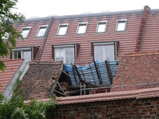 Um Dächer sicher gegen Sturmschäden zu machen, müssen sie verschiedene Anforderungen erfüllen.