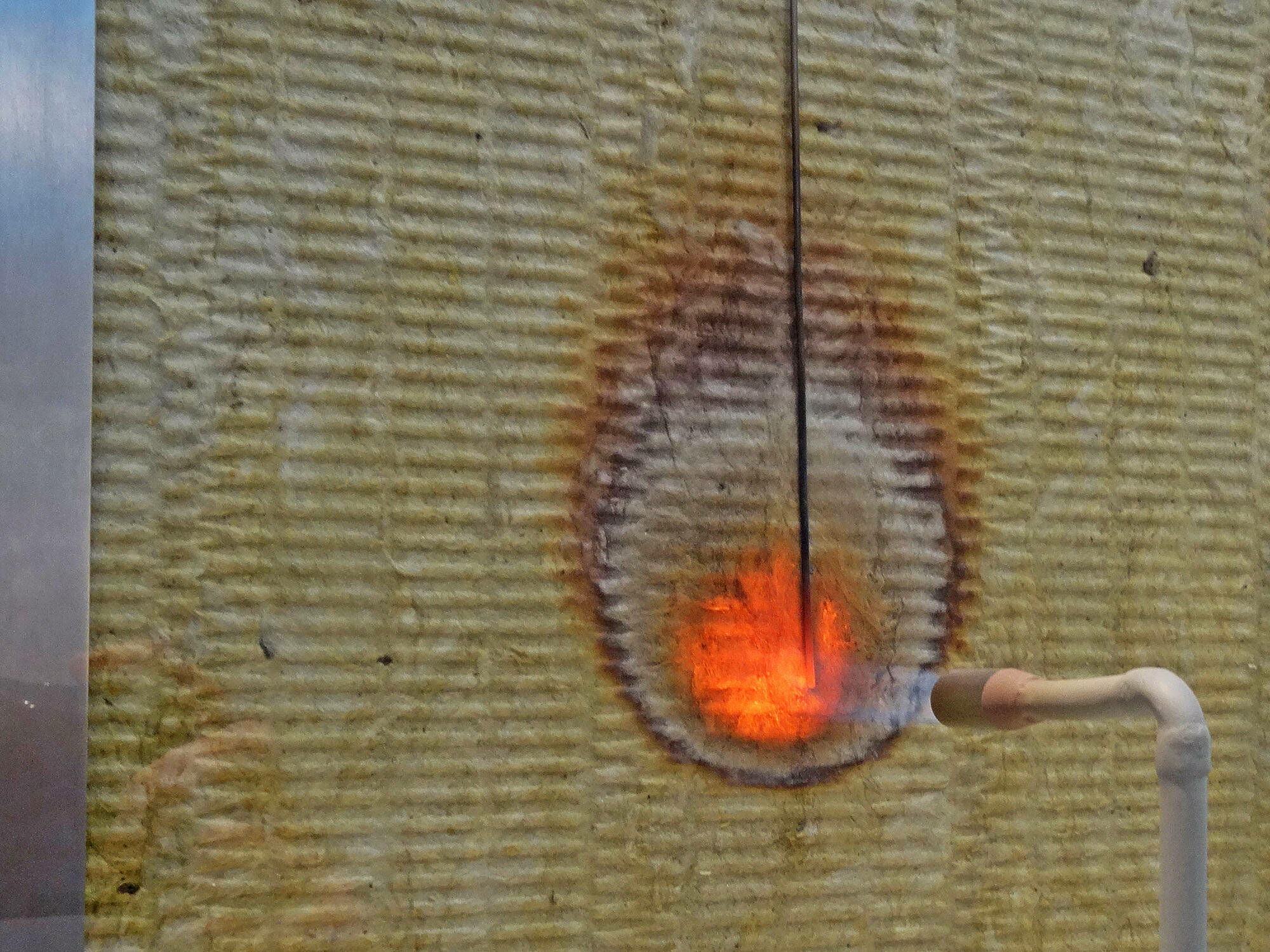 Die Entflammbarkeit von Baustoffen sowie das Brandverhalten sind maßgeblich für die Brandschutz-Klassifizierung.
