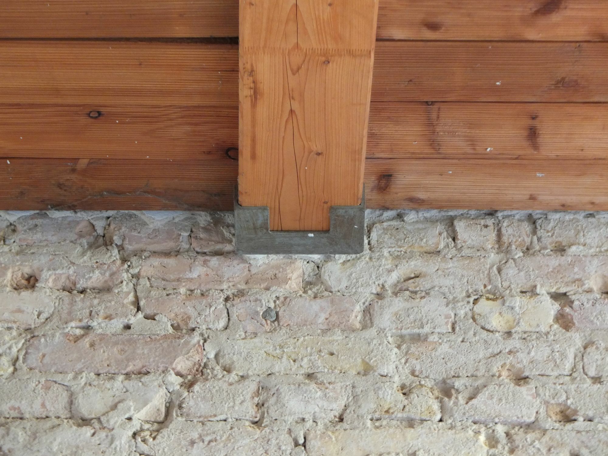 Gemäß Holzschutz-Norm DIN 68800 haben bauliche Maßnahmen grundsätzlich Vorrang. 