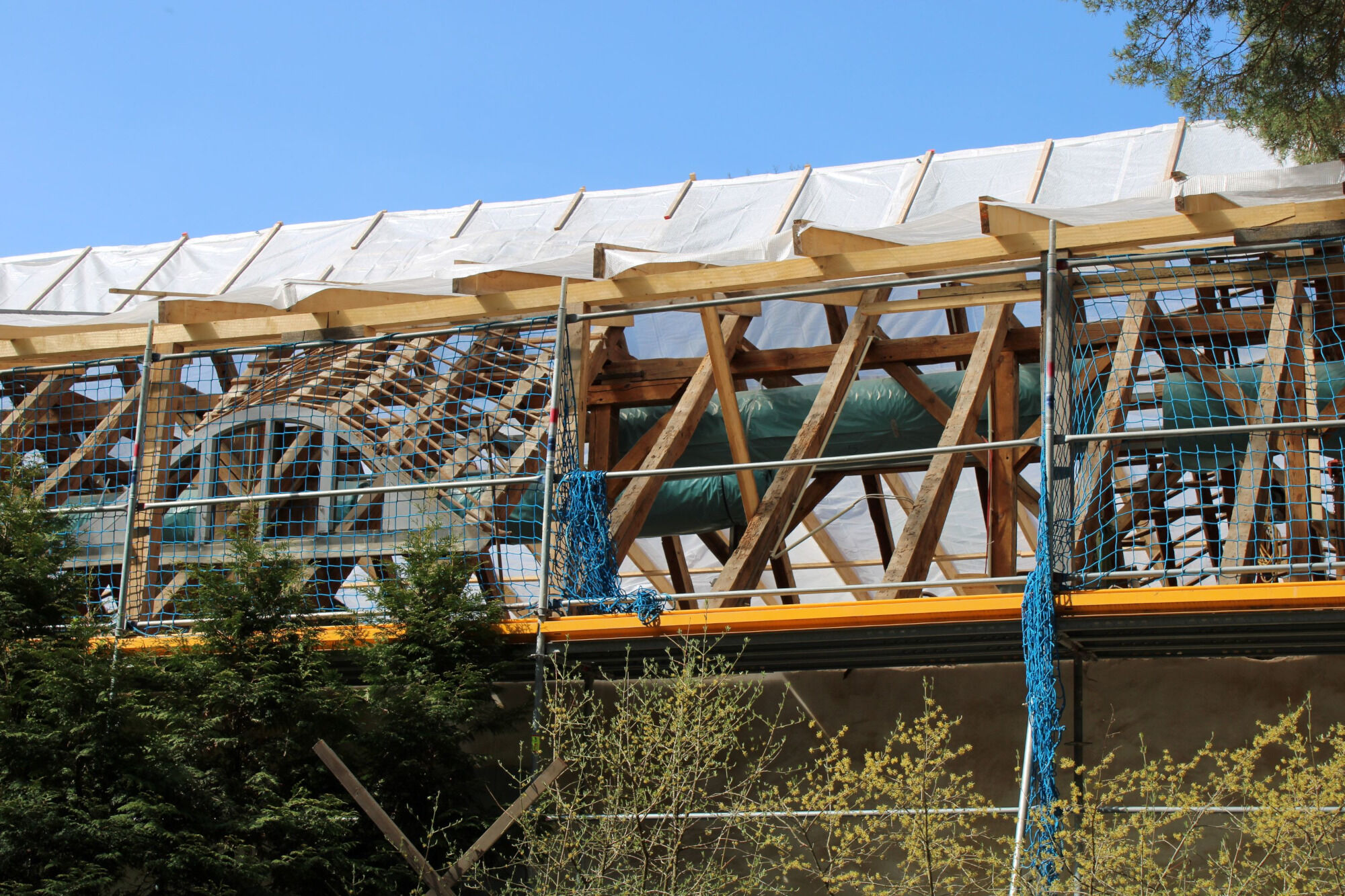 Während der Bauzeit sind Holzbauteile durch geeignete provisorische Abdeckmaßnahmen zu schützen.