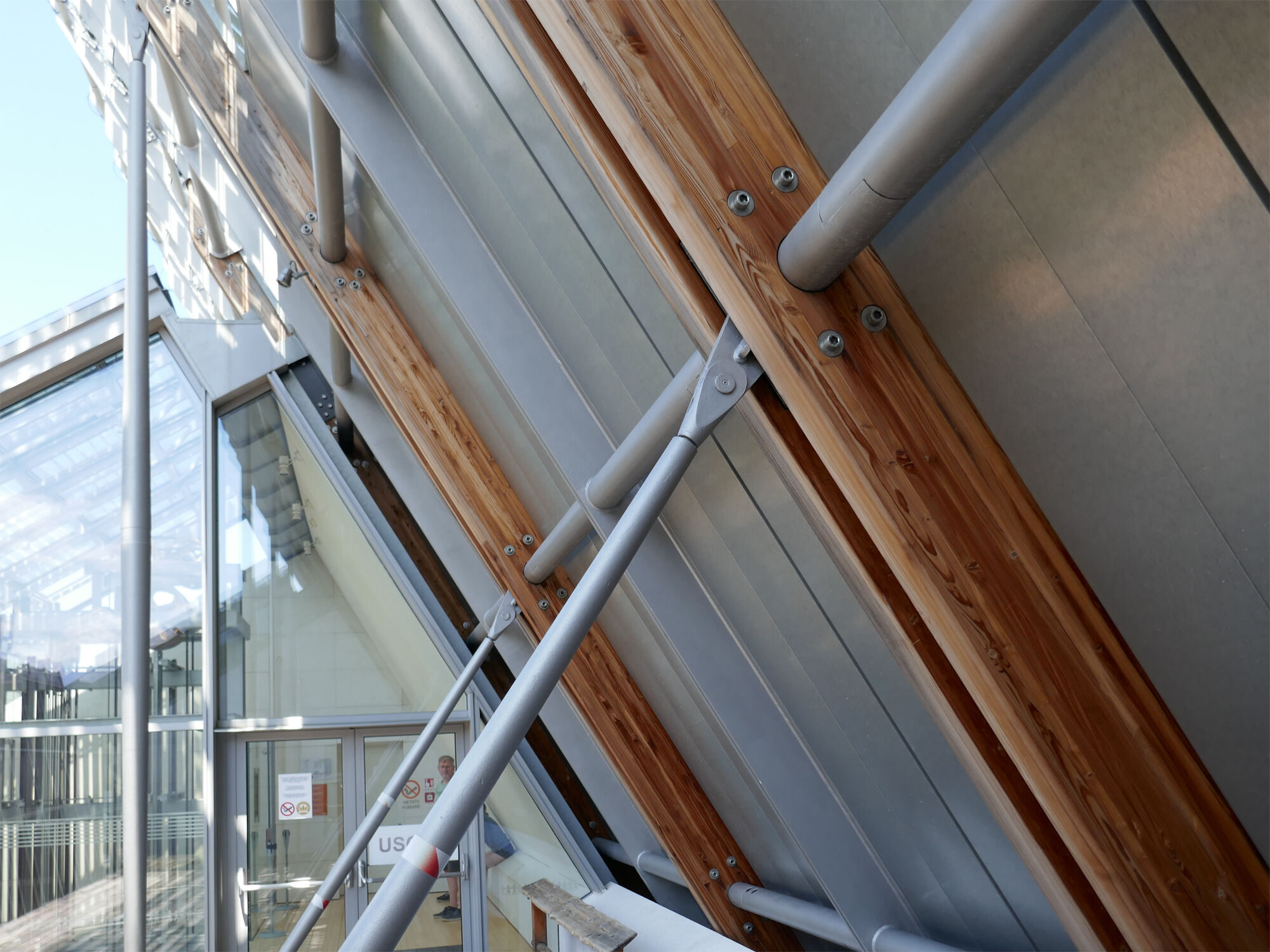 Die Wahl geeigneter, gut gelagerter Hölzer mit geringen Holzfeuchten bzw. technisch getrockneter Holzbauteile ist eine Voraussetzung.