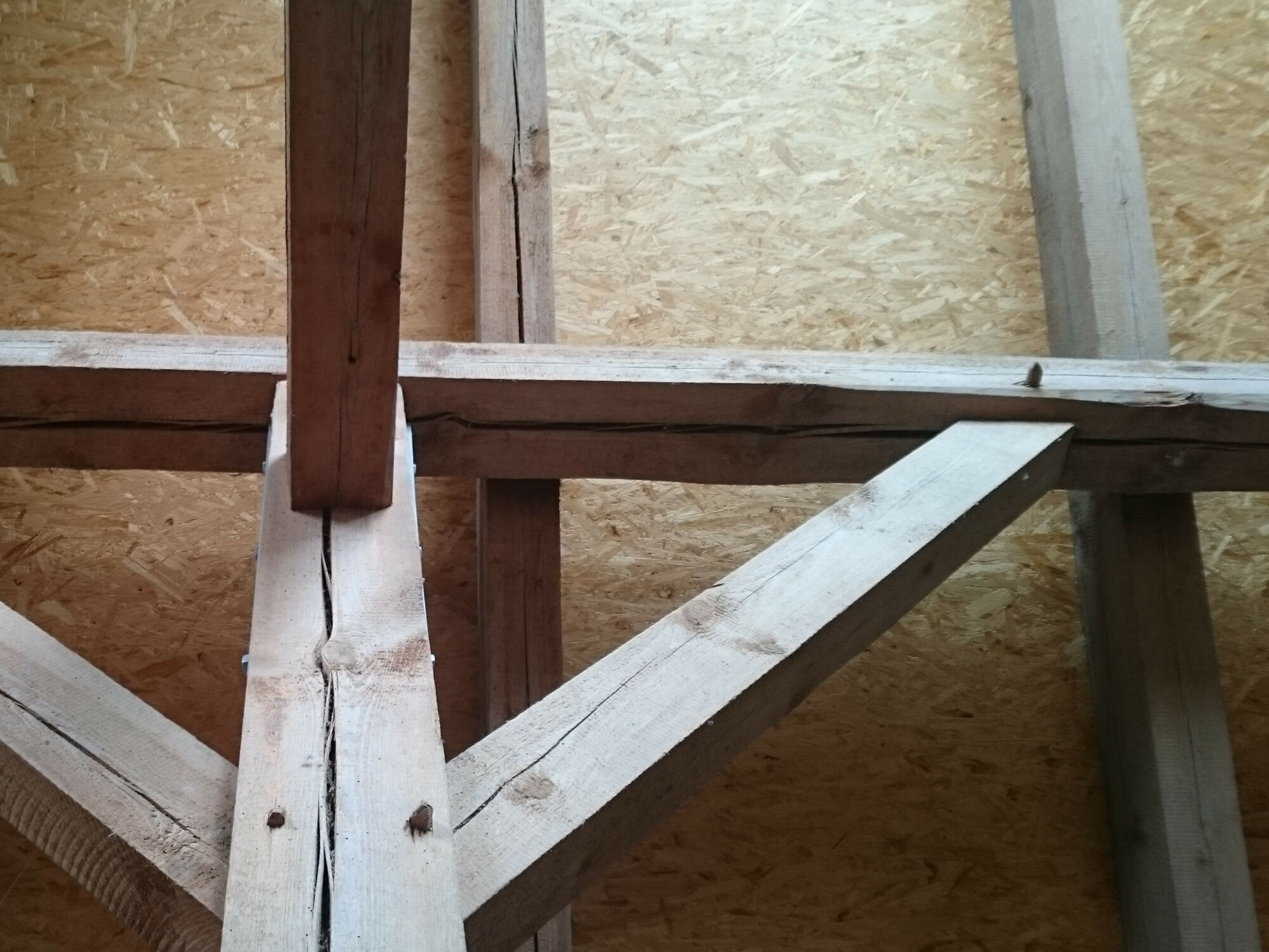Historische Holzkonstruktionen sind oftmals reizvoll und erhaltenswert. Vor einer Dachsanierung sollte geprüft werden, ob chemischer Holzschutz eingesetzt wurde.