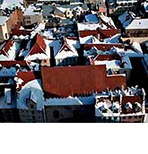 Unzureichend gedämmte Dächer sind im Winter besonders gut zu erkennen