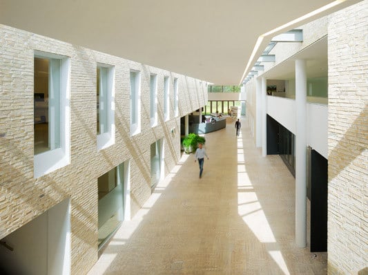Verbindender Raum zwischen den Gebäuderiegeln (zentrale Halle): Die Klinkerfassade setzt sich innen fort