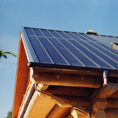 Photovoltaik-Dacheindeckung in Verbindung mit Holz