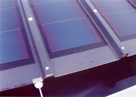 Detail: die amorphen Solarmodule sind auf das Stahlblech werkseitig auflaminiert