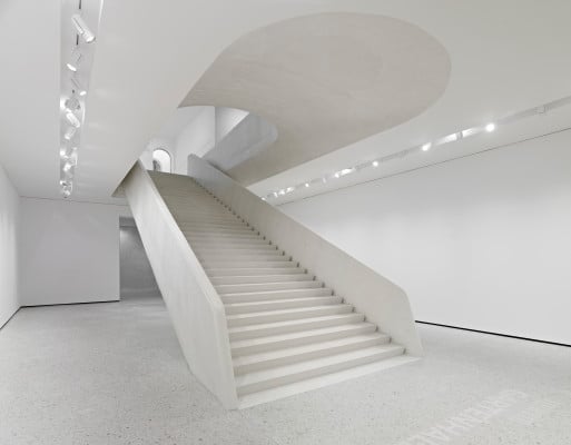Eine weiße, breite Treppe führt in die neuen Ausstellungsräume