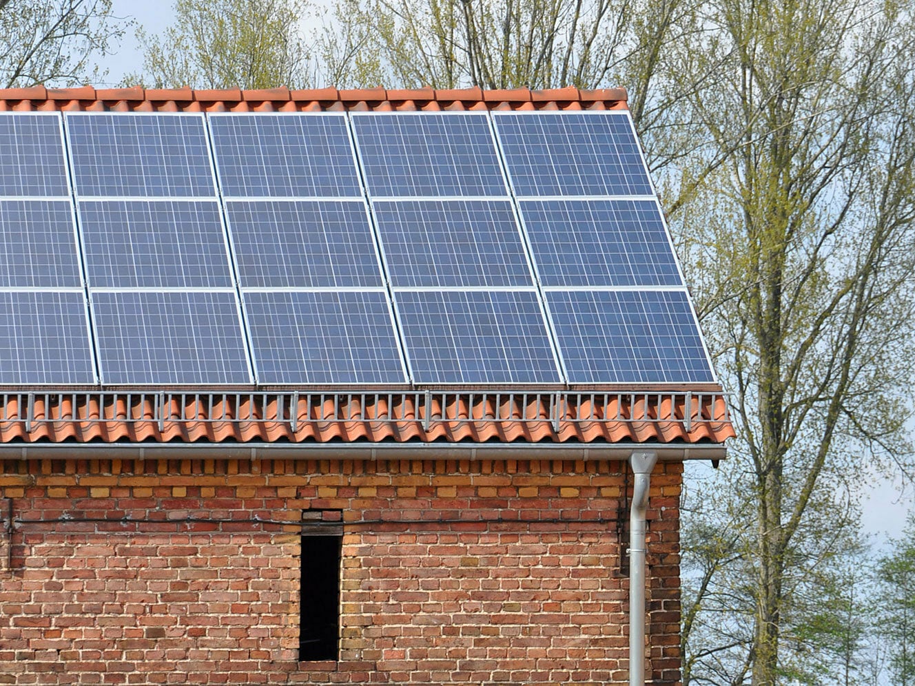 Solarmodule über Ziegeldacheindeckung