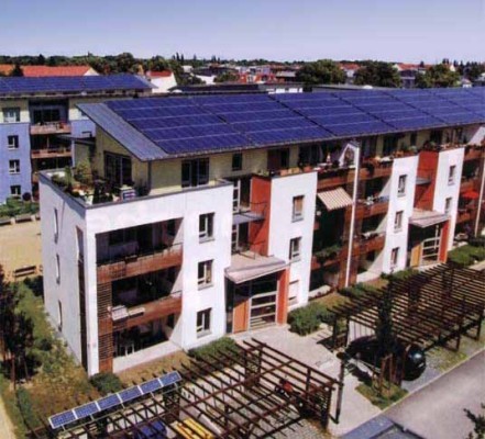 Rahmenlose Standardsolarmodule über einer Metalldacheindeckung in der Heinrich-Böll-Siedlung in Berlin
