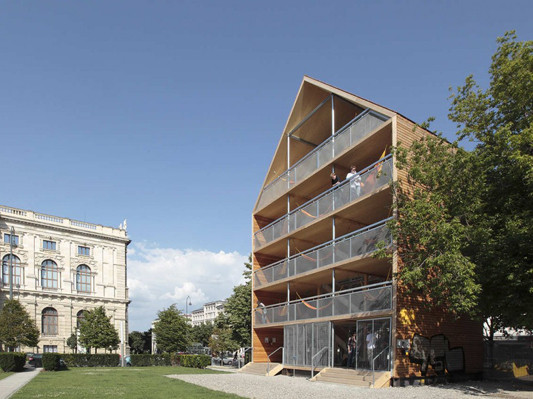 Am Museumsquartier in Wien war das Flederhaus zwischen Bäumen und Grünflächen situiert 