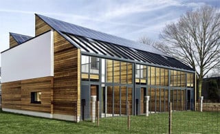 Südansicht Haus Kastanje: Der Wintergarten dient auch als Wärmefänger
