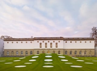 Der Neubau befindet sich unterirdisch unterhalb der Gartenfläche, Blick von Süden