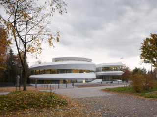 Das Haus befindet sich in direkter Nachbarschaft zum Max-Planck-Institut für Astronomie und der Landessternwarte auf dem Heidelberger Königstuhl