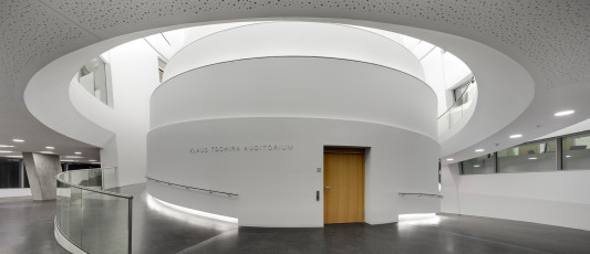 Der Hörsaal im Kern des Gebäudes ist auch als Planetarium nutzbar