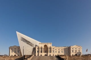 Ein stählerner Keil durchdringt das militärhistorische Museum in Dresden