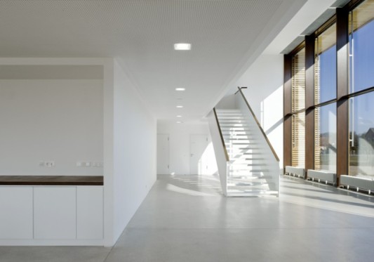 Aus dem Foyer führt eine Treppe zum Besuchergang im Obergeschoss
